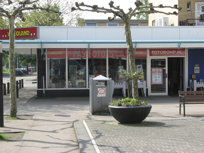 905873 Gezicht op de winkelpui van Foto Romp-Videoland, in winkelcentrum De Gaard (Troosterhof) te Utrecht.N.B. De ...